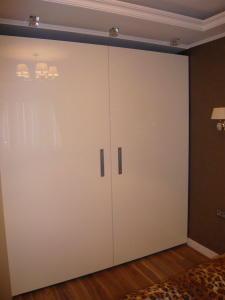 Компланарный шкаф с двумя глянцевыми фасадами - фото