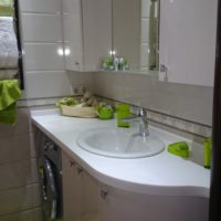 Глянцевая тумба под раковину и шкафы подвесные для ванной комнаты на заказ - фото