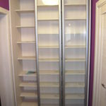 Книжный шкаф с передвижными секциями для квартиры - фото
