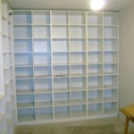 Угловой встроенный шкаф для книг на заказ - фото