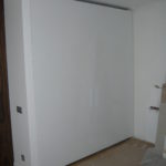 Белый глянцевый компланарный шкаф в нишу - фото