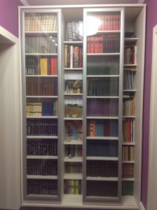 Раздвижной книжный шкаф в квартиру на заказ - фото