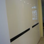 Компланарный шкаф в нишу с белыми глянцевыми фасадами мдф - фото