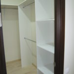 Мебель из белого ЛДСП в гардеробную по двум стенам - фото