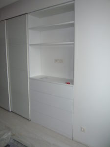Встроенный белый стеллаж с комодом в спальню на заказ - картинка