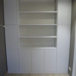 Белый шкаф из МДФ за кроватью в квартиру-студию - картинка