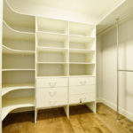 Встроенная белая мебель в гардеробную по трем стенам на заказ - фото