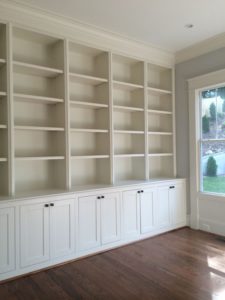 Шкаф для книг открытый по всей стене белый - фото