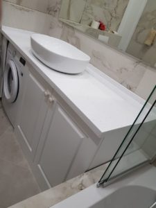 Белая тумба под раковину в ванную комнату -фото