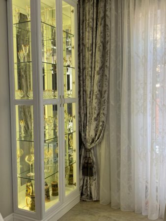 Белые витрины со стеклом в гостиную - фото