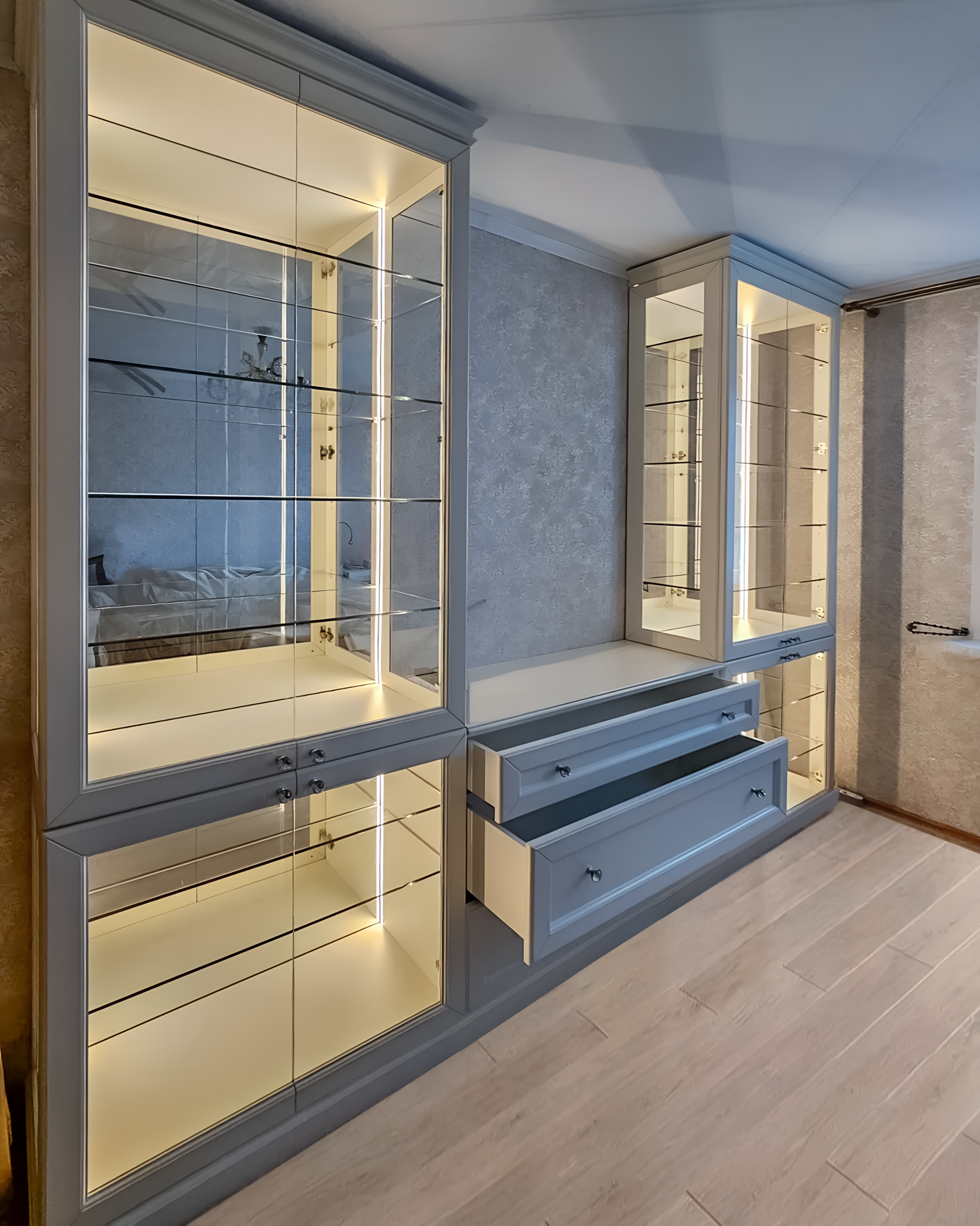 Шкаф - витрина стеклянная белая для посуды