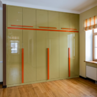 Боковой вид встроенного шкафа для коридора, глянцевые фасады, интеграция в интерьер