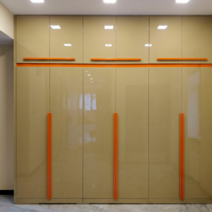 Встроенный шкаф для прихожей с глянцевыми фасадами оливкового цвета, оранжевые акценты, современный дизайн