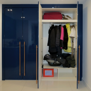 Встроенный шкаф с синими глянцевыми фасадами - внутренние наполнение