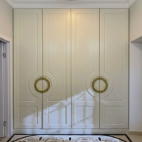 Встроенный шкаф с распашными дверцами в кремово-белом цвете, фрезерованные фасады с золотистыми ручками, стиль неоклассика