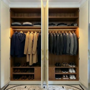 Встроенный шкаф с распашными фасадами - внутренние наполнение.